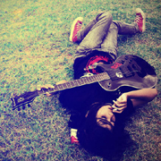 躺在草地上_带吉他的女生qq个性头像图片