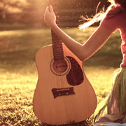 阳光下的吉他背影_带吉他的女生qq个性头像图片